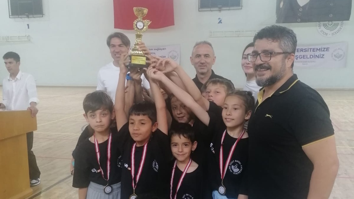 İlkokullar Arası Fiziksel Uygunluk Yarışmasında Birincilik Ödülü